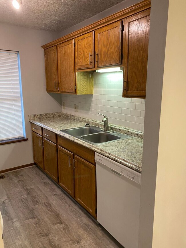 Building Photo - 3 Bedroom 2 Bath Close to the U of M Avail...