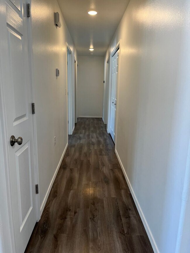 Building Photo - Newer, energy efficient, pet friendly home...
