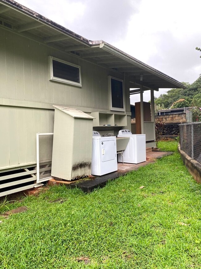 Building Photo - Mililani 2 Bed, 1 Bath Rental with Washer + Dryer