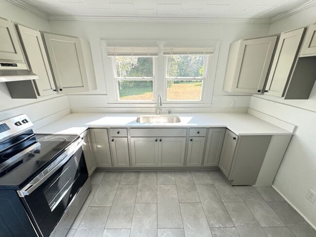 Building Photo - 505 E 5th St