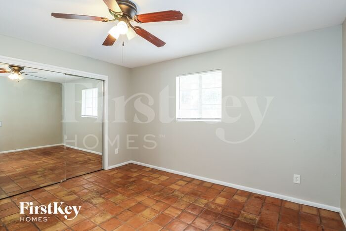 Building Photo - 1302 W Elm St