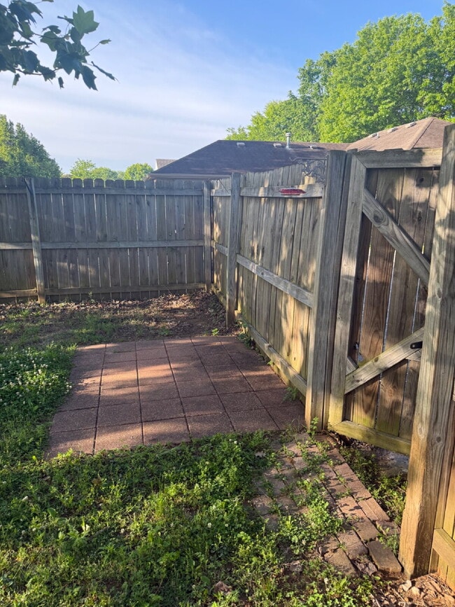 Building Photo - "Charming 3-Bed, 2-Bath Home with 1,368 Sq Ft of Comfort on Tradition Avenue!"