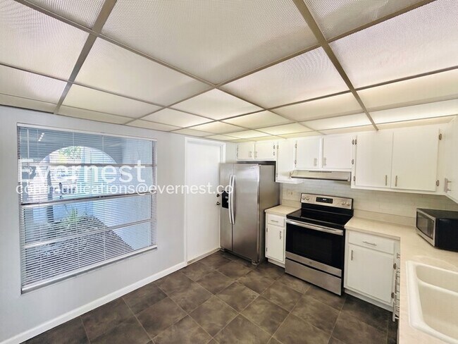 Building Photo - 7516 S Sanibel Cir