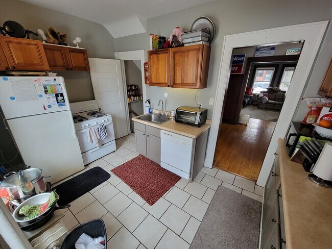 Building Photo - AVAILABLE JUNE -  4 Bed 1 Bath Townhome