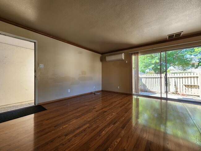 Building Photo - 2 Bedroom Condo in Rohnert Park