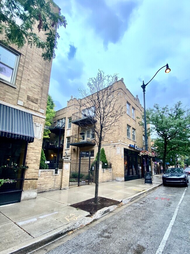 Building Photo - 2243 N Lincoln Ave