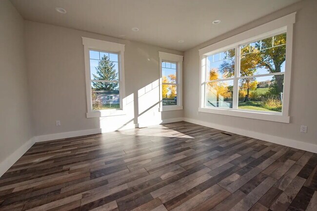 Building Photo - Beautiful and Spacious 3 Bed, 2.5 Bath Hom...