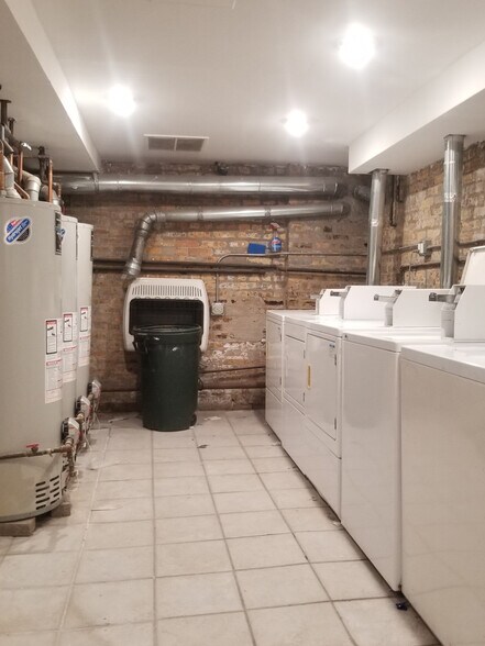 Building Photo - 922 W Addison St