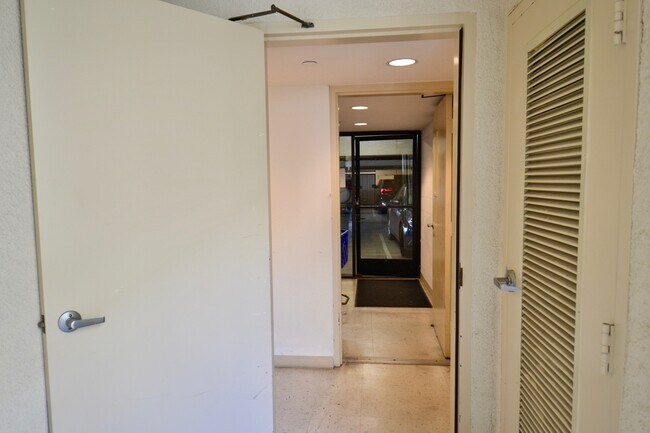 Building Photo - Bankers Hill – 2 BD, 2.5 BA! Two Assigned ...