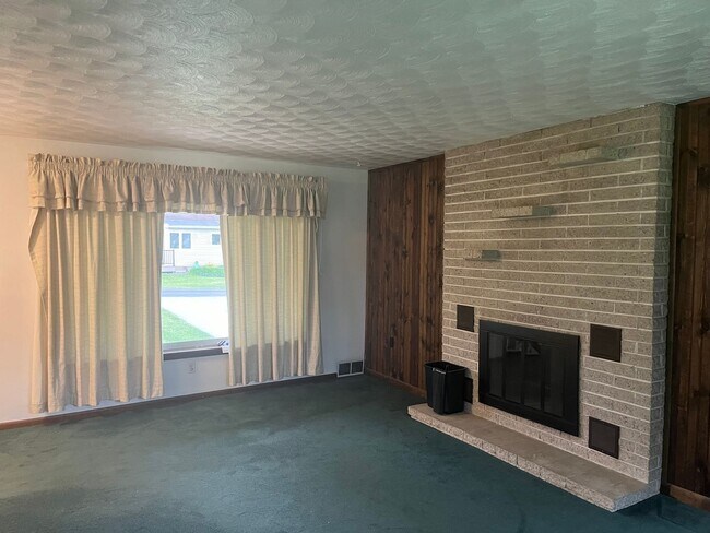 Building Photo - APPLICATION FEES WAIVED, THIS WEEKEND ONLY 3-13-3-15-2026