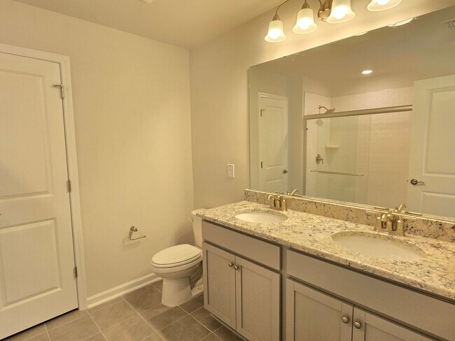 Building Photo - Approx 2700sqft, 5 bed / 3 bath featuring ...