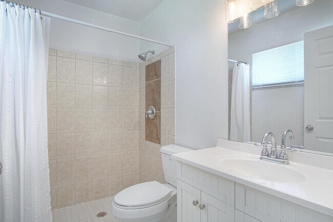 Building Photo - 737 SW Belmont Cir