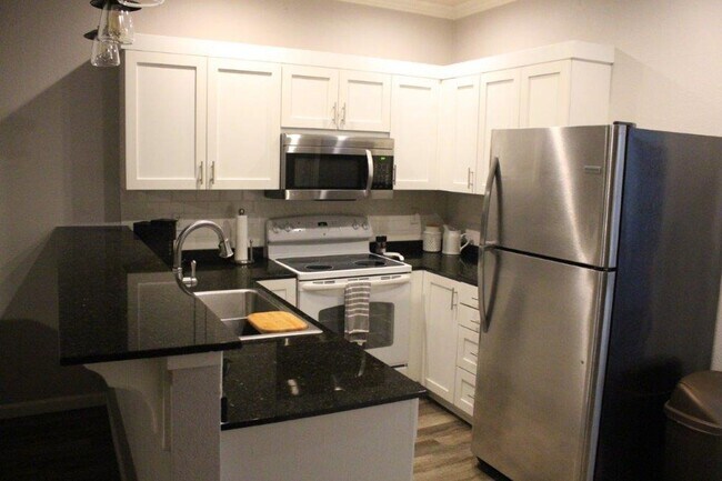 Primary Photo - Spacious 2/2 Condo Minutes from Campus. Fu...