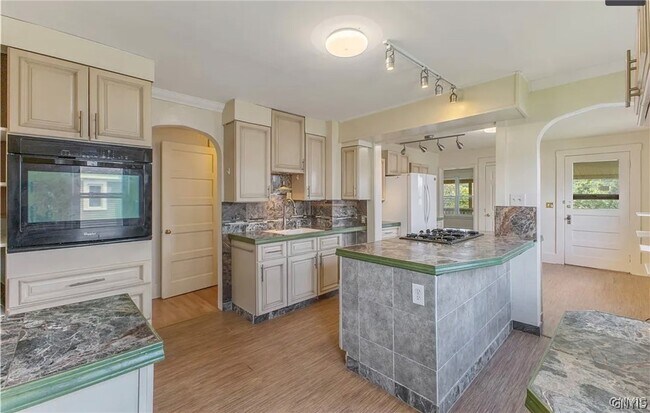 Building Photo - 1607 Burnet Ave