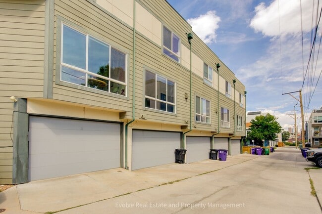 Building Photo - Evolve Real Estate: Gorgeous Townhome Near...
