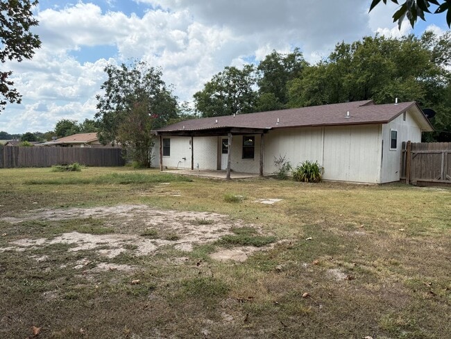 Building Photo - Charming 4 bed 2 bath home in Lampasas com...