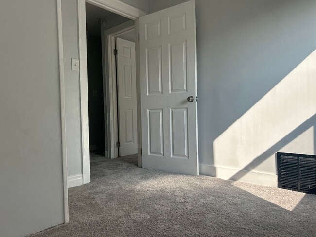 Building Photo - 3 bedroom, 1 bath single family house