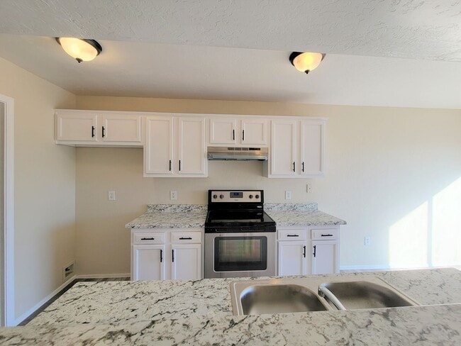 Building Photo - 3 BEDROOM 2 BATH 2 STORY HOME 4 PLEX END  UNIT A FREE RENT OAC