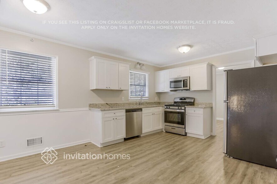 Building Photo - 2180 Pinewood Dr