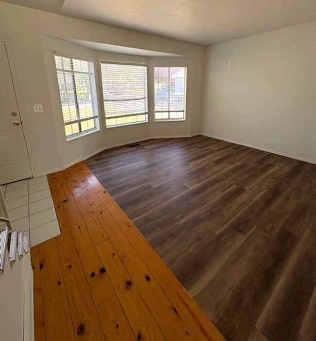 Building Photo - 4 Bedroom Home for Rent in Kearns!