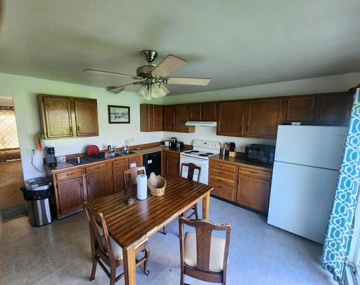 Kitchen - 2021 Frisch Rd