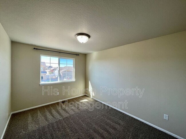Building Photo - 842 Sunlight Peak Dr