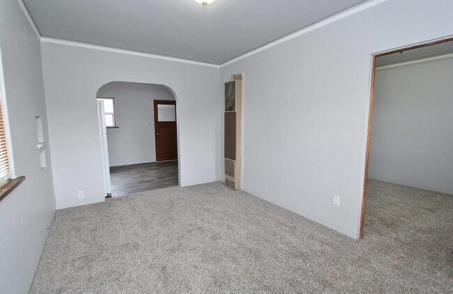 Building Photo - 210 S Commercial Ave