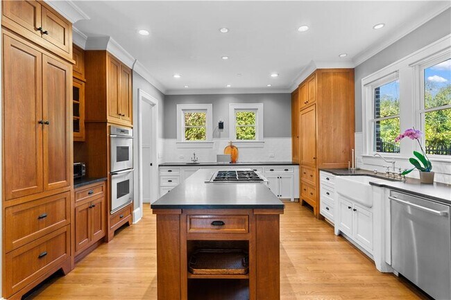 Building Photo - 979 Springdale Rd NE