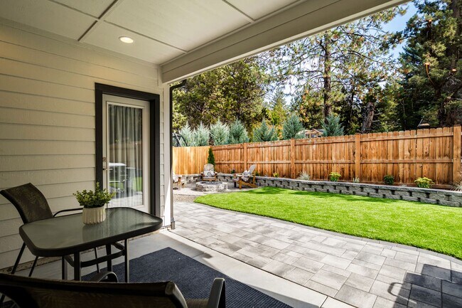 Building Photo - Spacious 4 Bedroom Gem with Private Backya...