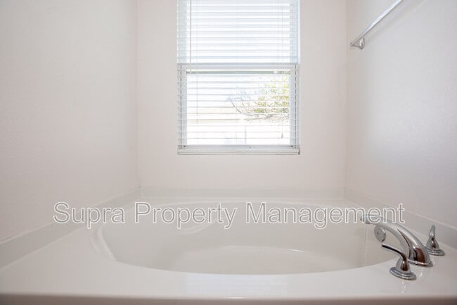 Building Photo - 5253 Plantation Home Way