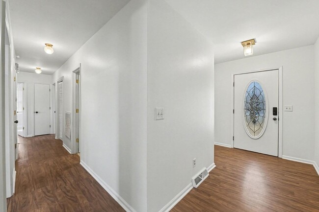 Building Photo - 108 Laurels Curve