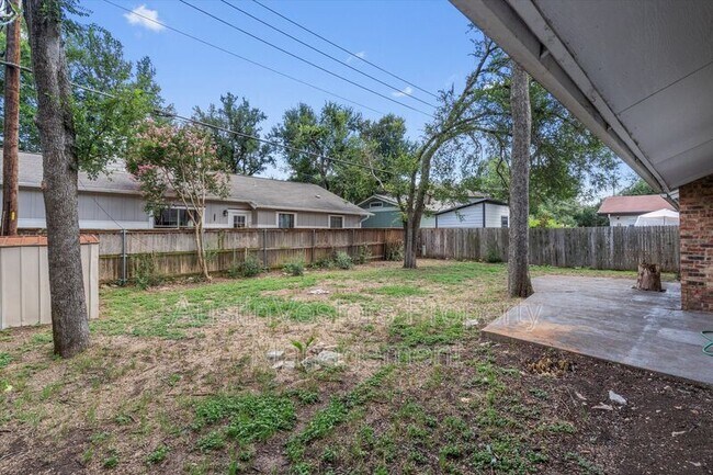 Building Photo - 10057 Woodland Village Dr