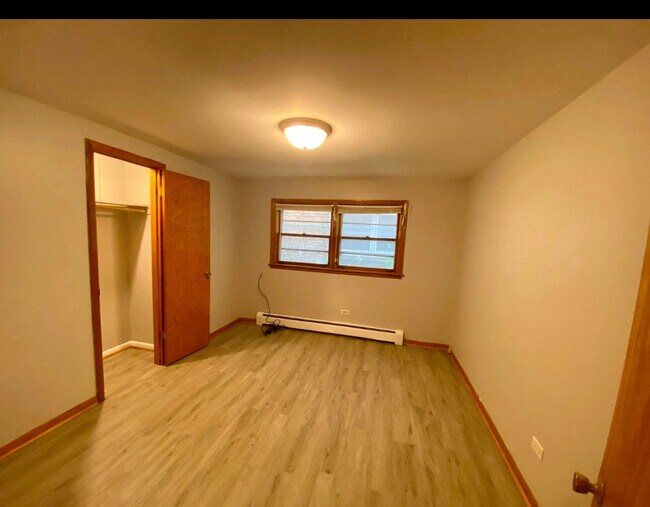 Building Photo - 2215 W Thome Ave