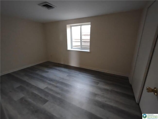 Building Photo - 118 E Hillcrest Ln