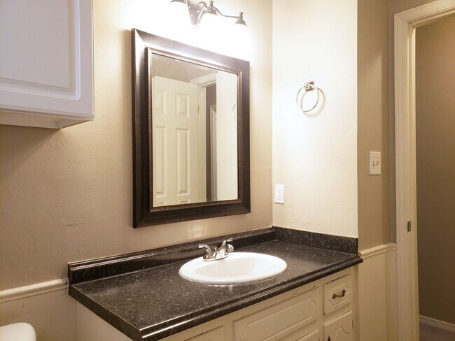 Building Photo - AVAILABLE NOW – $250 Off First Month’s Rent! Spacious 3 Bed Home Minutes from OU Campus