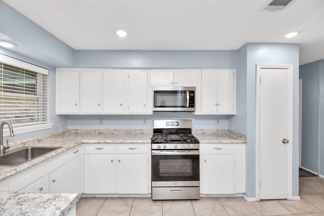 Building Photo - 8022 Sharpview Dr
