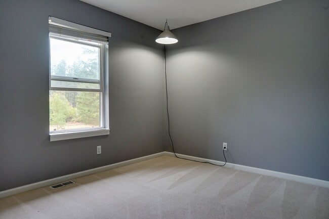 Building Photo - Ravensdale 3 Story, close to Lake Retreat,...