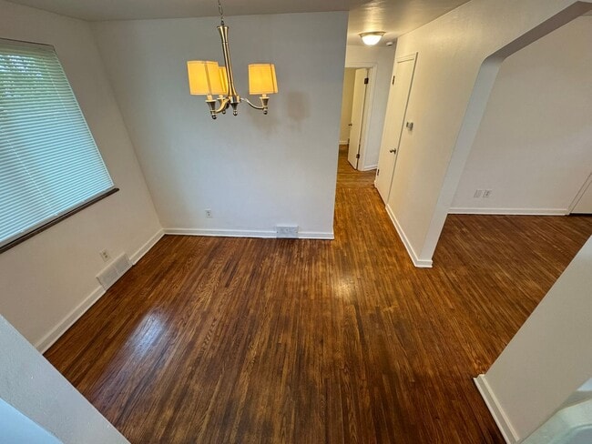 Building Photo - Updated 2-Bedroom 1-Bath Ranch House, GORG...