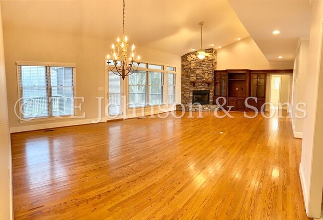 Building Photo - Gorgeous Three Bedroom in Tobaccoville- Mu...