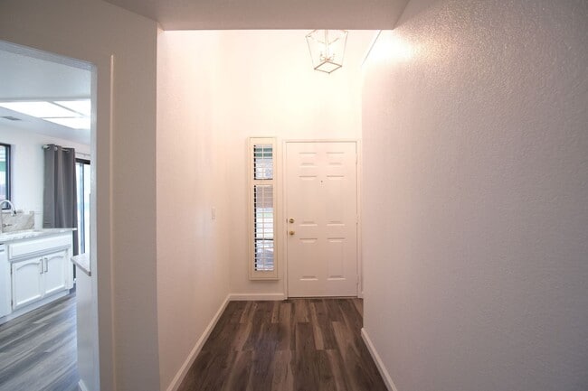 Building Photo - Stunning 3-Bedroom 2-bathrooom in the vibrant city of Modesto