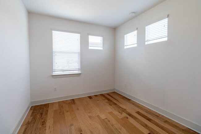 Building Photo - Amazing and peaceful 3/2.5 home in Austin!