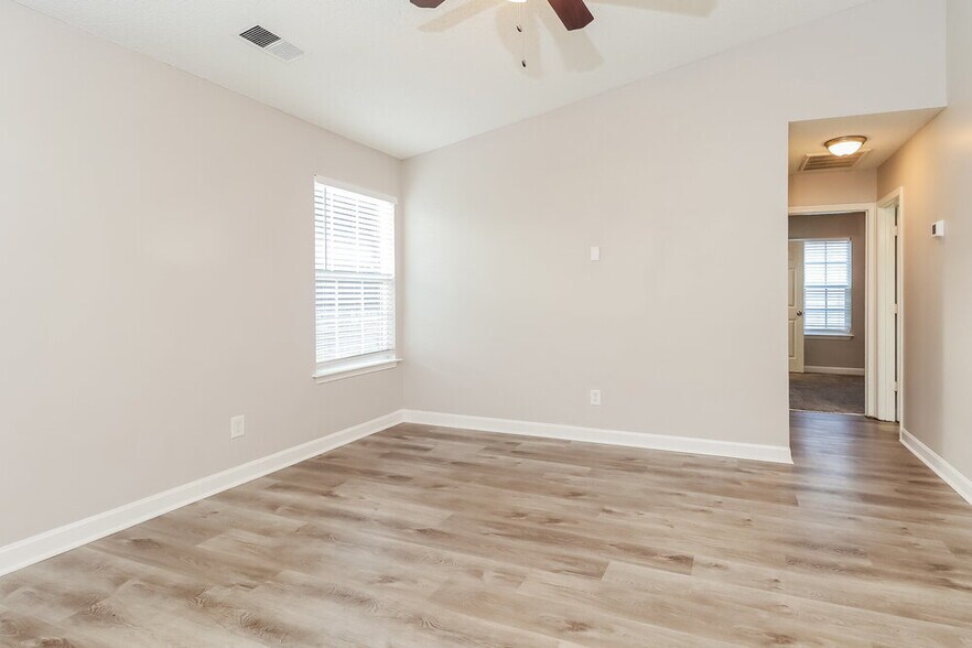 Building Photo - 515 River View Dr