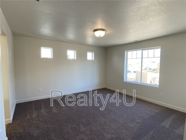 Building Photo - 138 E Crown Point Dr