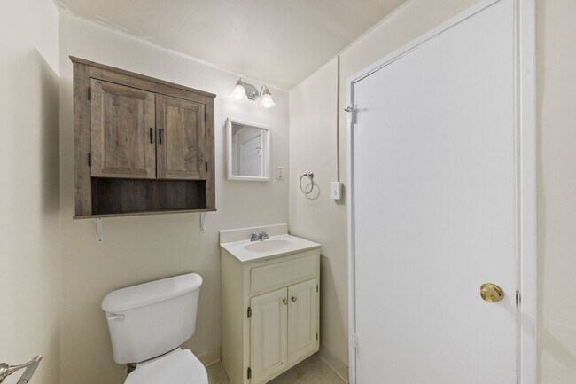 Building Photo - 521 Hawkins Rd