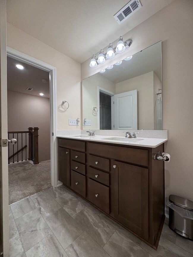 Building Photo - 3BR 2.5BA Townhome