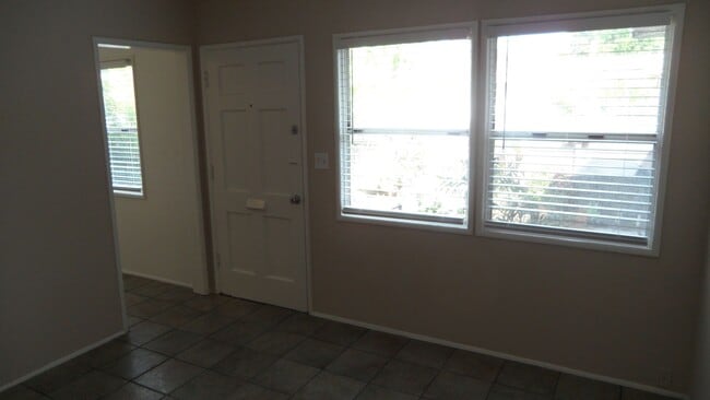 Building Photo - Parton 1521-1527