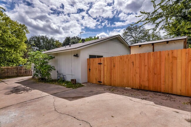 Building Photo - 124 W William Cannon Dr