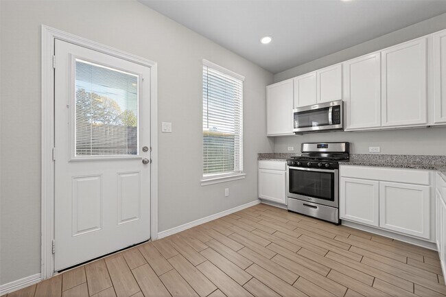 Building Photo - 25527 Valverdant Ct