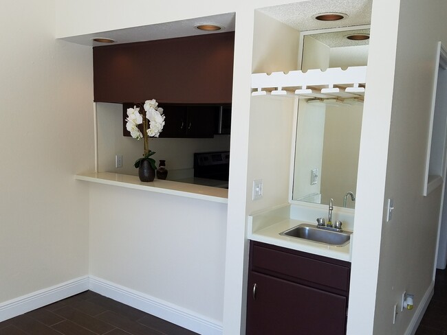 Building Photo - Amazing Remodeled Lake View Condo x Rent @...