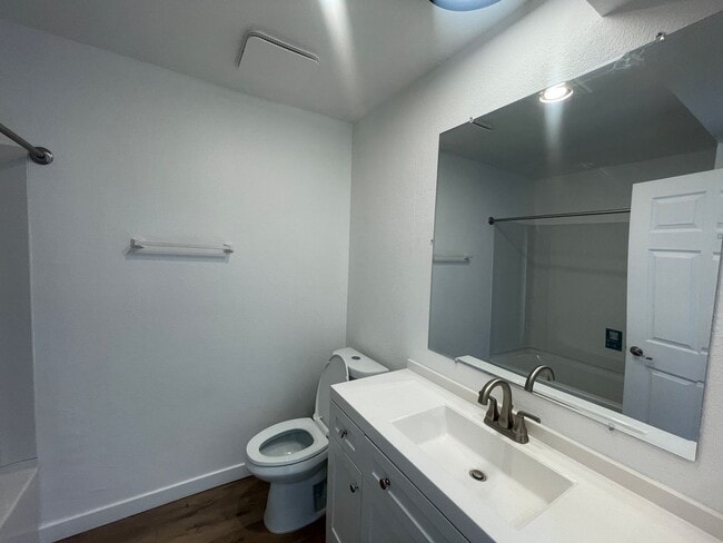 Building Photo - Modern 2-Bedroom Apartment in Gated Van Nu...